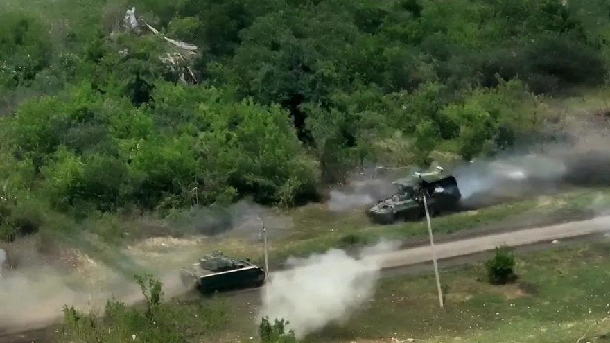 Xe thiết giáp Nga BTR-82 và Ukraine M-2 lao thẳng vào nhau gần Avdiivka